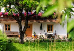 Ferienwohnung Schuhbeck inkl. Chiemgaukarte – Ferienwohnung 60qm, Terrasse, Küchenzeile, 2 Schlafzimmer, Wohnzimmer, 4 Pers.