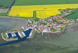 Ferienanlage Lemkenhafen – Ferienwohnung ”Mühle & Meer” für 4 Gäste und Hund mit Balkon - ostseenah!