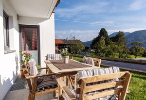 Ferienwohnung Adlerhügel inkl. Chiemgaukarte – Ferienwohnung 83 qm, Terrasse, 2 Schlafz., Wohnzi., Kochni., WLAN, max. 4 P.
