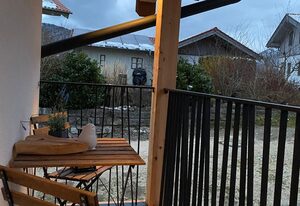 Ferienwohnung Heimatgefühl inkl. Chiemgaukarte – Ferienwohnung Heimatgefühl 36qm,  komb. Wohn-Schlafzimmer, Balkon, moderne Küche, Bad mit Felsendusche u. WC, max. 3 Pers