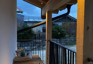 Ferienwohnung Heimatgefühl inkl. Chiemgaukarte – Ferienwohnung Heimatgefühl 36qm,  komb. Wohn-Schlafzimmer, Balkon, moderne Küche, Bad mit Felsendusche u. WC, max. 3 Pers