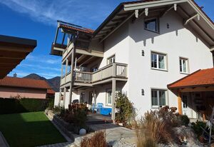 Ferienwohnung Sonnenplatzl Reiter inkl. Chiemgaukarte – Ferienwohnung Sonnenplatzl 89qm, Balkon, 2 Schlafzimmer, Wohnzimmer, Küchenzeile