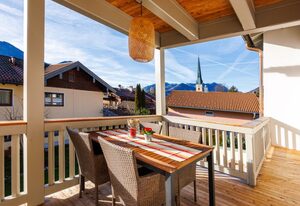 Ferienwohnung Sonnenplatzl Reiter inkl. Chiemgaukarte – Ferienwohnung Sonnenplatzl 89qm, Balkon, 2 Schlafzimmer, Wohnzimmer, Küchenzeile