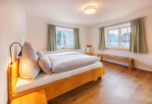 Ferienwohnung Sonnenplatzl Reiter inkl. Chiemgaukarte – Ferienwohnung Sonnenplatzl 89qm, Balkon, 2 Schlafzimmer, Wohnzimmer, Küchenzeile