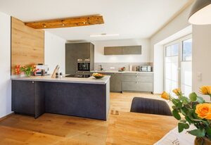 Ferienwohnung Sonnenplatzl Reiter inkl. Chiemgaukarte – Ferienwohnung Sonnenplatzl 89qm, Balkon, 2 Schlafzimmer, Wohnzimmer, Küchenzeile