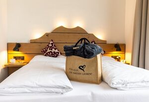HELDs Vitalhotel inkl. Chiemgaukarte – Deluxe Einzelzimmer mit französischem Bett, Dusche und WC, Regendusche