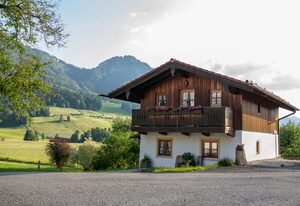 Schifterhof Ruhpolding – Ferienwohnung Bauernhof Südbalkon 36qm, Kochni., 1 Schlaf- und 1 Wohnzimmer