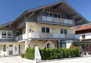Ferienwohnung Wiesenglück inkl. Chiemgaukarte – Ferienwohnung Wiesenglück (43qm) Balkon, 1 Schlafz., 1WohnKüche, max. 4 Pers.