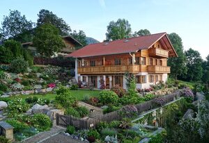 Ferienwohnungen im Rosengarten inkl. Chiemgaukarte – Ferienwohnung Jasmin mit Südterrasse und Bergblick