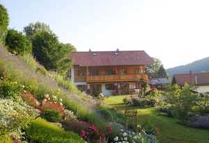 Ferienwohnungen im Rosengarten inkl. Chiemgaukarte – Ferienwohnung Jasmin mit Südterrasse und Bergblick