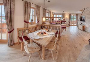 Ferienwohnungen im Rosengarten inkl. Chiemgaukarte – Ferienwohnung Jasmin mit Südterrasse und Bergblick