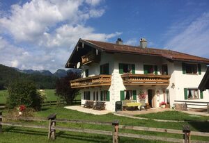 Ferienwohnung Hallweger inkl. Chiemgaukarte – Ferienwohnung 85qm, Balkon, Küche, 2 Schlafzimmer, Wohnzimmer, max 6 P.