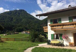 Ferienwohnung Hallweger inkl. Chiemgaukarte – Ferienwohnung 85qm, Balkon, Küche, 2 Schlafzimmer, Wohnzimmer, max 6 P.