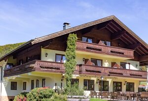 DEVA Hotel-Restaurant Fischerwirt inkl. Chiemgaukarte – Doppelzimmer Comfort, Balkon, Dusche/WC, TV, max. 4 Personen