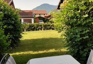 Ferienwohnung Berg & Wiese inkl. Chiemgaukarte – Ferienwohnung 75qm, Terrasse, 2 Schlafz., Wohnzimmer, Küche, 2 Badez., max. 4 P.
