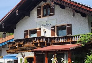 Haus Neuhäusl inkl. Chiemgaukarte – Appartment Zinnkopf 40 qm, Wohnschlafraum mit Boxspringbett, Balkon, Küche