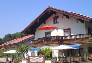 Haus Neuhäusl inkl. Chiemgaukarte – Appartment Zinnkopf 40 qm, Wohnschlafraum mit Boxspringbett, Balkon, Küche