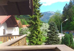 Haus Neuhäusl inkl. Chiemgaukarte – Appartment Zinnkopf 40 qm, Wohnschlafraum mit Boxspringbett, Balkon, Küche