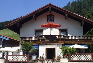Haus Neuhäusl inkl. Chiemgaukarte – Appartment Zinnkopf 40 qm, Wohnschlafraum mit Boxspringbett, Balkon, Küche
