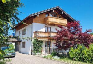 Ferienwohnung Lorenz inkl. Chiemgaukarte – Ferienwohnung Gipfelglück 76qm, Balkon, 1 Schlafzimmer, WLAN, max. 2P., Hunde erl.