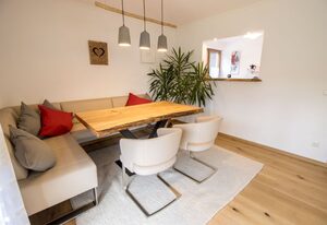 Ferienwohnung Lorenz inkl. Chiemgaukarte – Ferienwohnung Gipfelglück 76qm, Balkon, 1 Schlafzimmer, WLAN, max. 2P., Hunde erl.