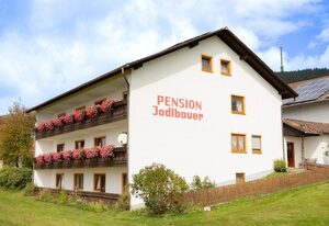 Pension Jodlbauer – Dreibettzimmer mit Balkon