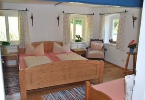 Gestütshof Brendlberg  inkl. Chiemgaukarte – Ferienwohnung 70qm mit Balkon, 1 Schlafzimmer, 1 Wohn-Schlafzimmer, Dusche/WC , max. 5 Personen