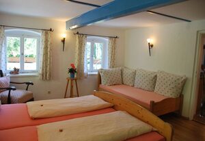 Gestütshof Brendlberg  inkl. Chiemgaukarte – Ferienwohnung 70qm mit Balkon, 1 Schlafzimmer, 1 Wohn-Schlafzimmer, Dusche/WC , max. 5 Personen