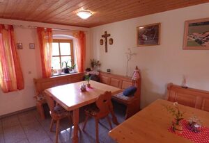 Gillingerhof – Ferienwohnung Waldblick (70qm) mit Balkon für 4 Personen