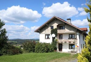 Ferienwohnungen Weishäupl – Ferienwohnung im Dachgeschoss mit Balkon