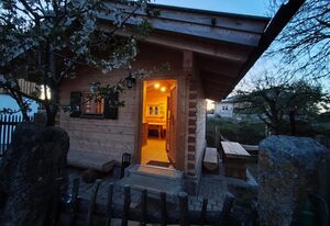 Blockhütte bei den Hühnchen – Blockhütte mit Terrasse