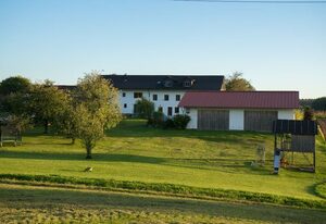 Landurlaub Eichinger – Ferienwohnung Schwalbennest mit Balkon und großer Terrasse