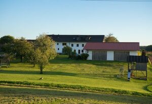 Landurlaub Eichinger – Ferienwohnung Schwalbennest mit Balkon und großer Terrasse