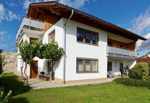 Ferienhaus zur Weinlaube – Ferienwohnung Sonnenblume (85qm) im EG mit überdachter Terrasse und herrlichem Ausblick!