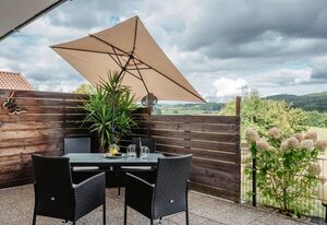 Ferienhaus zur Weinlaube – Ferienwohnung Sonnenblume (85qm) im EG mit überdachter Terrasse und herrlichem Ausblick!