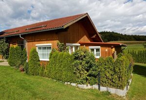 Ferienhaus zur Weinlaube – Ferienwohnung Sonnenblume (85qm) im EG mit überdachter Terrasse und herrlichem Ausblick!