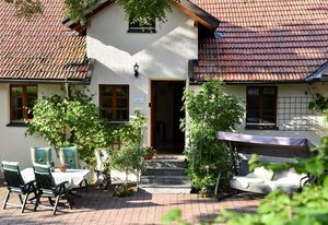 Landhaus Lehhof – Ferienwohnung 1: Wald und Wiese mit Terrasse