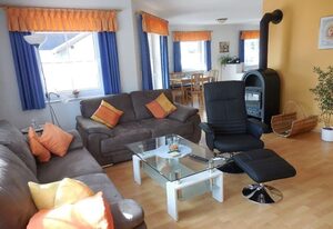 Ferienhaus Wellisch – FeWo  2, Zirbe, 100 qm mit Wohnzimmer