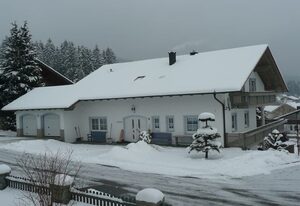 Ferienhaus Wellisch – FeWo  2, Zirbe, 100 qm mit Wohnzimmer