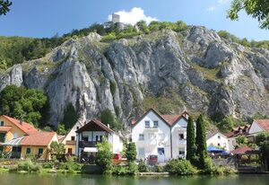 Cafe Altmühl, Ferienwohnungen Gästehaus Krimhilde direkt am Wasser – Ferienwohnung mit Balkon am Wasser