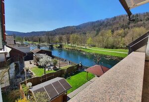Cafe Altmühl, Ferienwohnungen Gästehaus Krimhilde direkt am Wasser – Ferienwohnung mit Balkon am Wasser