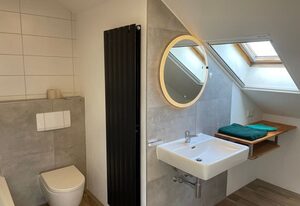 Moderne Ferienwohnung mit Balkon und Klima