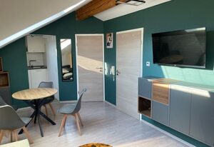 Moderne Ferienwohnung mit Balkon und Klima