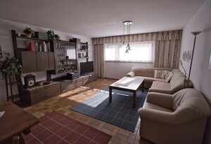 Ferienwohnung am Grüngürtel – Ferienwohnung 76 qm, Souterrain, 1 Schlafzimmer, Wohn-Esszimmer, Küche, WC extra