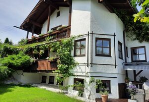 FeWo Auer – Ferienwohnung 1- 4 Personen, 80 qm², 1SZ, WSZ, Halbsouterrainwohnung, Terrasse