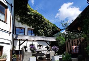 FeWo Auer – Ferienwohnung 1- 4 Personen, 80 qm², 1SZ, WSZ, Halbsouterrainwohnung, Terrasse