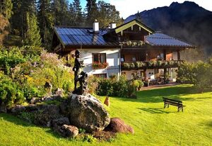 Gästehaus Sägfeiler – Ferienwohnung Kehlstein für 2 Pers., ca. 36 m², Schlafzimmer, Wohnküche, Balkon