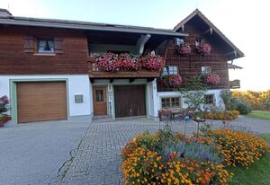 Landhaus Kamml – Ferienwohnung Enzian 40qm, Schlafzimmer, Balkon, TV, 3 Personen