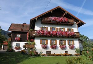 Landhaus Kamml – Ferienwohnung Enzian 40qm, Schlafzimmer, Balkon, TV, 3 Personen