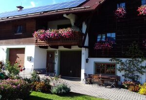 Landhaus Kamml – Ferienwohnung Enzian 40qm, Schlafzimmer, Balkon, TV, 3 Personen